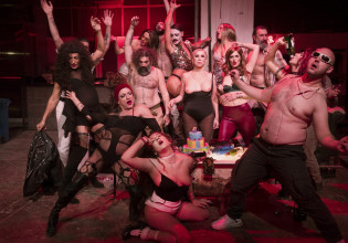 Ο Βασίλης Μπισμπίκης ανεβάζει τα queer «Κόκκινα Φανάρια» του την πρωτοχρονιά στο Cartel