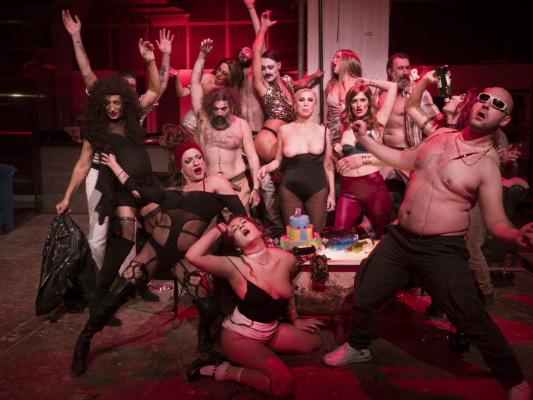 Ο Βασίλης Μπισμπίκης ανεβάζει τα queer «Κόκκινα Φανάρια» του την πρωτοχρονιά στο Cartel