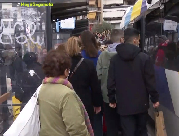 Κοροναϊός – Προβληματίζουν οι εικόνες συνωστισμού στα ΜΜΜ