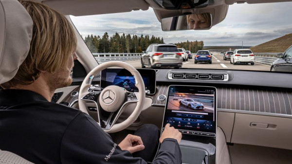 Γερμανική έγκριση για την αυτόνομη οδήγηση δια χειρός Mercedes