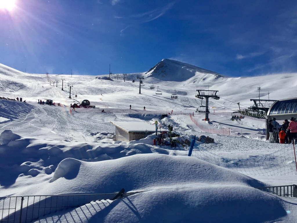 Παρνασσός-Μπλόκο στα εκχιονιστικά προς το Χιονοδρομικό-Κίνδυνος να χαθεί η σεζόν