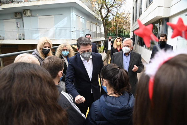 Νίκος Ανδρουλάκης – Το 2022 να φέρει αγάπη και χαμόγελο σε όλα τα παιδιά – Επίσκεψη στο Χαμόγελο του Παιδιού