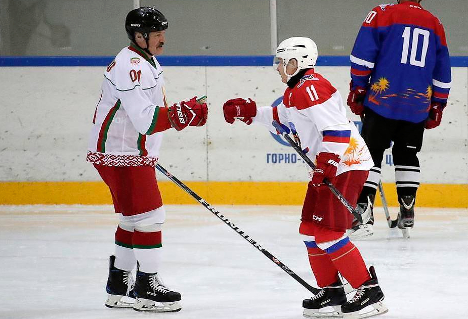 Πούτιν – Έπαιξε χόκεϊ επί πάγου με τον Λουκασένκο μετά τις συνομιλίες τους