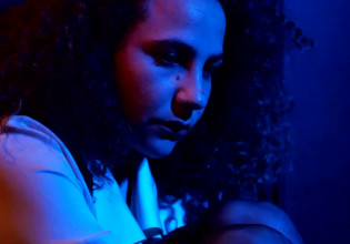 Συγκλονίζουν γυναίκες που έχουν πέσει θύματα revenge porn – «Είχα κατάθλιψη, φοβόμουν να βγω έξω»