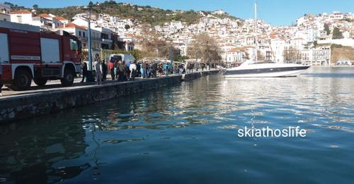 Σκόπελος – Αυτοκίνητο έπεσε στο παλιό λιμάνι