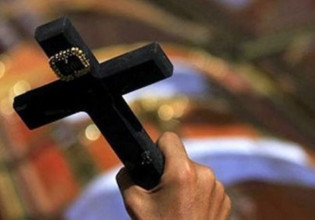 Οι «ψεκασμένοι» της Εκκλησίας, ο μητροπολίτης Κοσμάς και τα εγκλήματα με πρόσχημα την πίστη