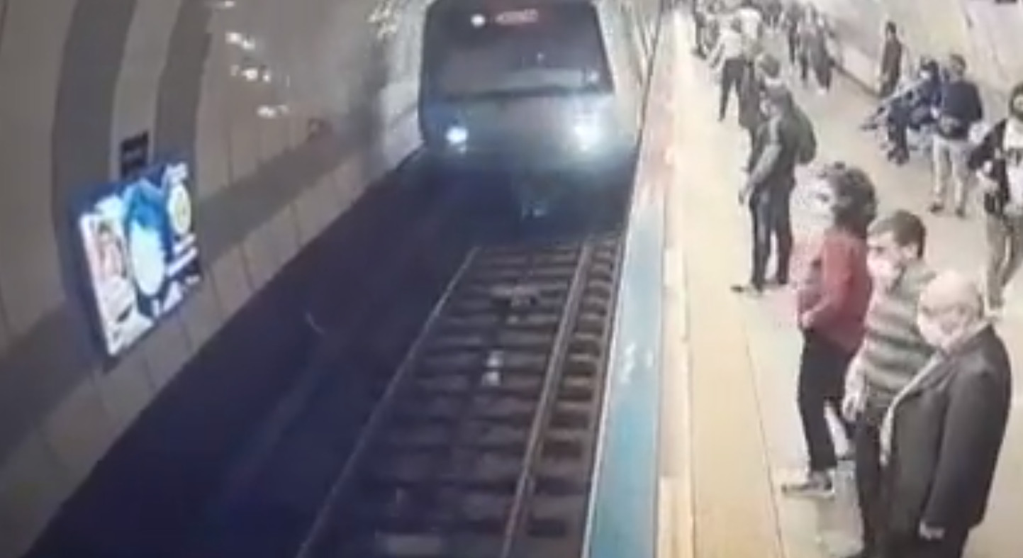 Τουρκία - Γυναίκα έπεσε στις ράγες του τρένου και γλίτωσε χωρίς να τραυματιστεί