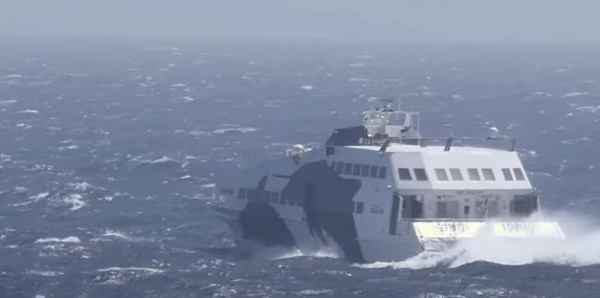 Φολέγανδρος – Πλοίο παλεύει με τα κύματα – Βίντεο που κόβει την ανάσα