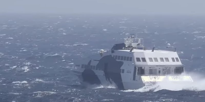 Φολέγανδρος - Πλοίο παλεύει με τα κύματα - Βίντεο που κόβει την ανάσα