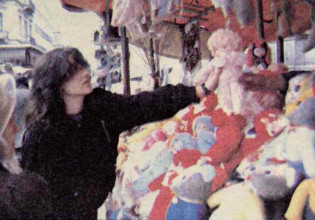 Tα Χριστούγεννα των ’80s μέσα από φωτογραφίες, σκίτσα και διαφημίσεις της εποχής