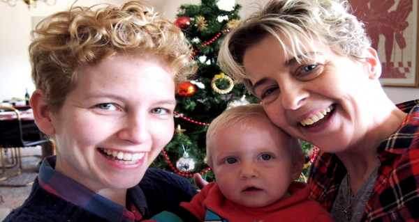 ΛΟΑΤΚΙ γονείς – Τα συγκινητικά κάλαντα στους πολιτικούς – Να τα πούμε;