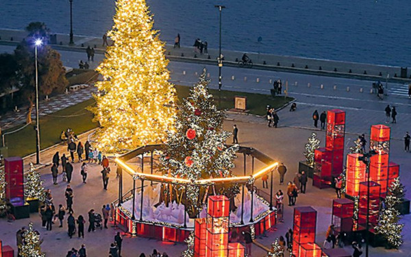 Σουρεάλ στολισμός στη Θεσσαλονίκη – Γραφείο τελετών στόλισε νεκρούς… χιονάνθρωπους