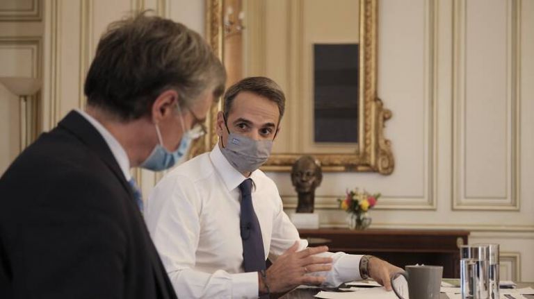 Mitsotakis, Tsiodras to meet after over 20,000 COVID-19 infections, restrictions may be expedited