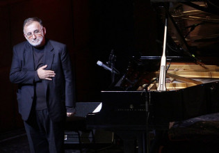 Δύο χρόνια χωρίς τον Θάνο Μικρούτσικο – «Σκατζάρισες, μα μας κρατά λύπη μεγάλη»