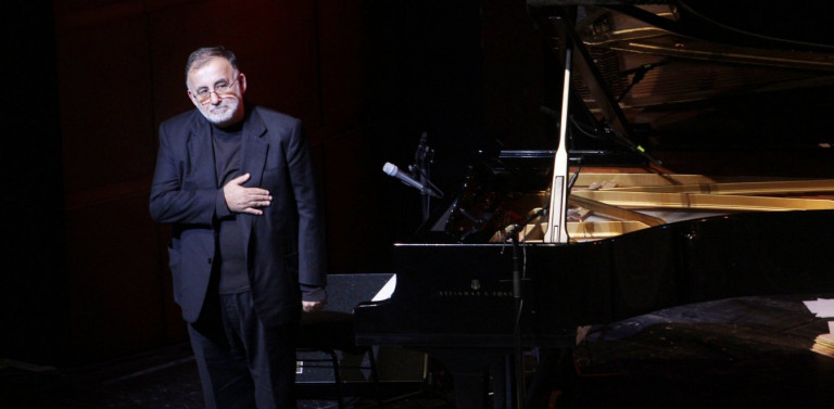 Δύο χρόνια χωρίς τον Θάνο Μικρούτσικο – «Σκατζάρισες, μα μας κρατά λύπη μεγάλη»