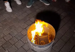 Γιατρομανωλάκης – Καταδίκασε με ανάρτησή του την καύση του βιβλίου του Ευγένιου Τριβιζά