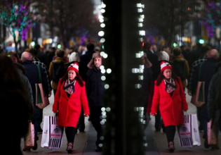 Βρετανία – «Μαύρα» Χριστούγεννα με Όμικρον, «κολασμένη» Πρωτοχρονιά με ελλείψεις προσωπικού;