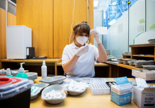 Κοροναϊός – Μετά τον τέταρτο μήνα από τη δεύτερη δόση εμβολιασμού, τα αντισώματα αρχίζουν σχεδόν να εκμηδενίζονται