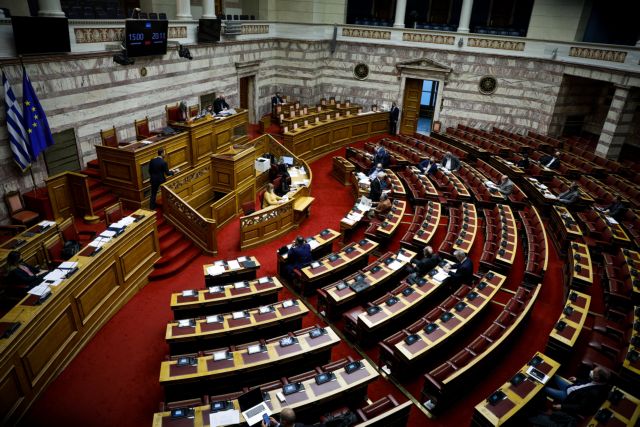Βουλή – Επεσε ελληνική σημαία στο κεφάλι υπαλλήλου
