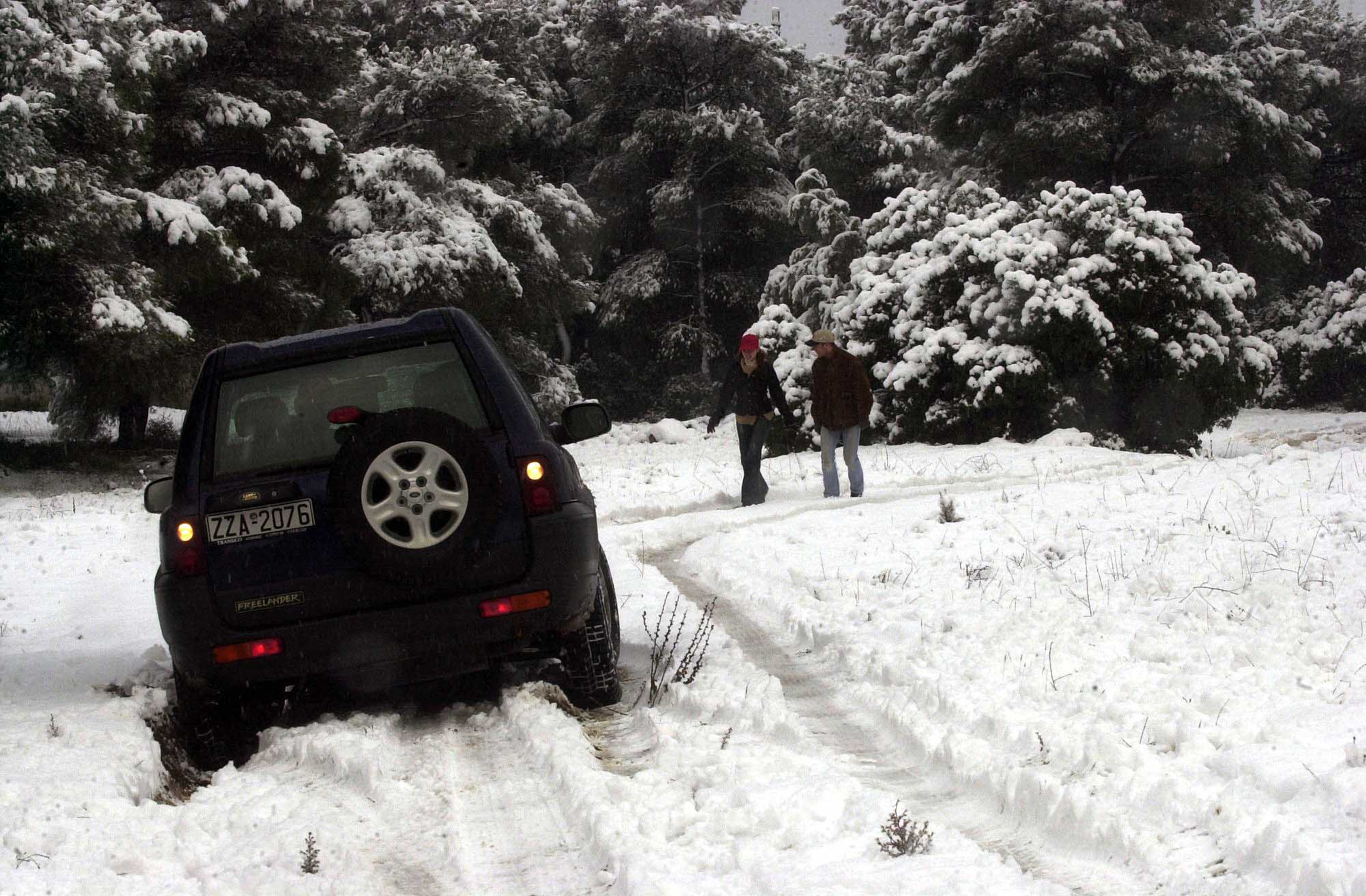 Κακοκαιρία - Ποιοι δρόμοι έκλεισαν στην Αττική λόγω χιονόπτωσης