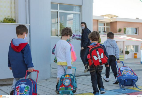 Κοροναϊός – Πάνω από 10.000 παιδιά νόσησαν την τελευταία εβδομάδα