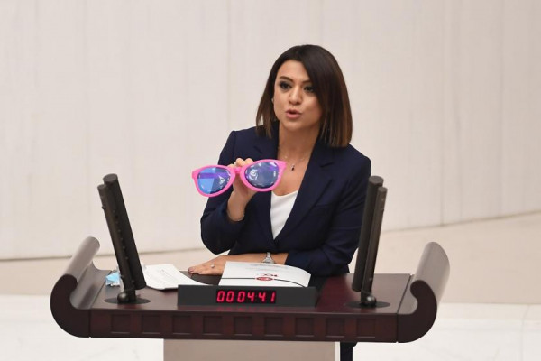 Τουρκία – Βουλευτής τρόλαρε τον Ερντογάν με ροζ γυαλιά – «Μόνο η τιμή του βιβλίου του μειώθηκε»