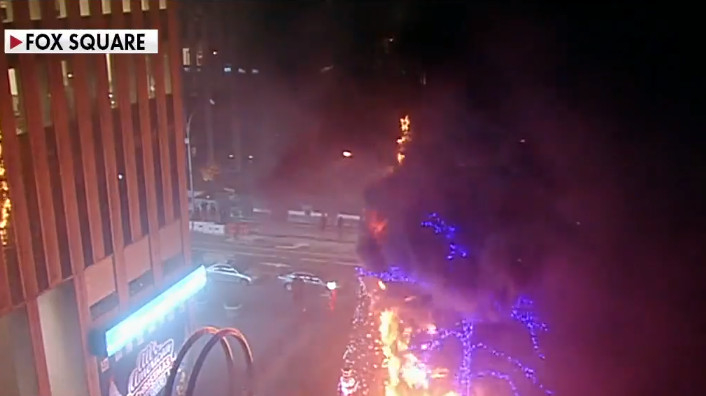 Νέα Υόρκη – Φωτιά στο χριστουγεννιάτικο δέντρο 15 μέτρων του Fox News