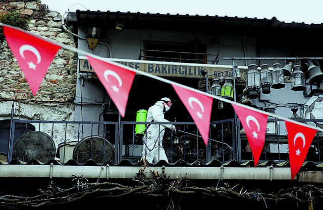 Κοροναϊός - Οι υγειονομικοί γυρίζουν την πλάτη στον Ερντογάν