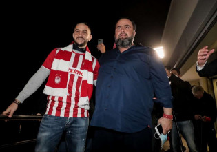 LIVE – Yπογράφει τώρα ο Κώστας Μανωλάς