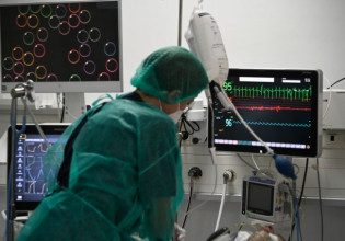 Τι μας διδάσκει η Όμικρον – «Ακόμη και με το καλό σενάριο θα επιβαρυνθούν σημαντικά τα συστήματα Υγείας»