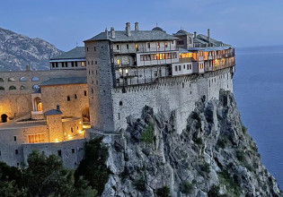 Άγιο Όρος – Τρεις νεκροί σε έναν μήνα από κοροναϊό στη μονή του Αγίου Παύλου