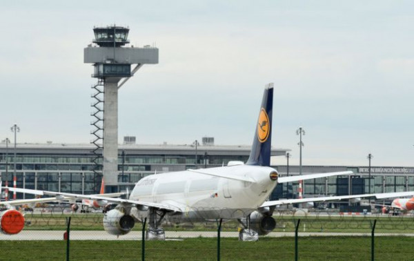Η «Όμικρον» καθηλώνει τα αεροπλάνα – Ακυρώθηκαν πάνω από 1.600 πτήσεις παγκοσμίως