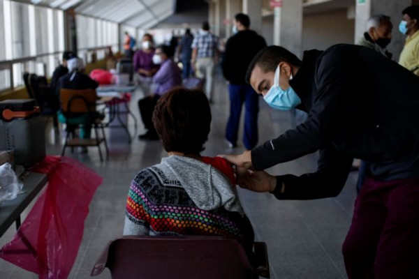 Γαλλία – Χορήγηση αναμνηστικής δόσης τρεις μήνες μετά τον πλήρη εμβολιασμό – Αφορά και τους 12-17 ετών