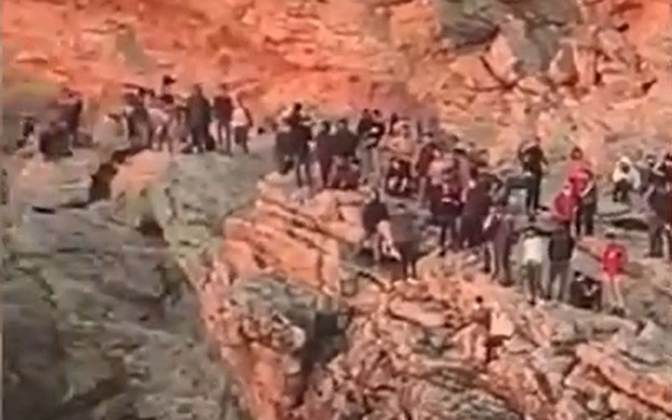 Αντικύθηρα - Βίντεο από τον απεγκλωβισμό 90 μεταναστών από βραχονησίδα - Εντεκα οι νεκροί