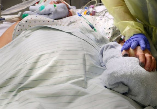 Κοροναϊός – Η «εορταστική συνωμοσία» γιατρών και νοσηλευτών – Γίνονται φίλοι και συγγενείς των ασθενών