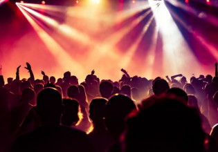 Μετάλλαξη Όμικρον – Η ραγδαία αύξηση κρουσμάτων φέρνει αυστηρά μέτρα στα νυχτερινά κέντρα