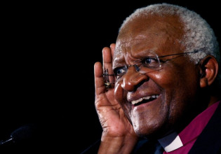 Ντέσμοντ Τούτου – Πέθανε ο Νομπελίστας – Εμβληματική μορφή στον αγώνα κατά του Άπαρτχαϊντ