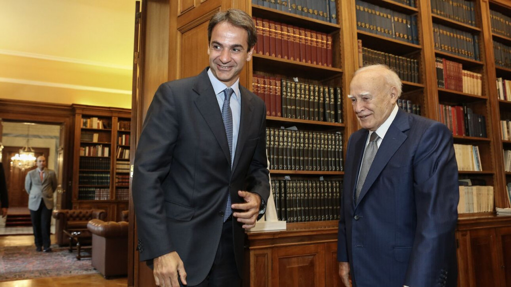 Κάρολος Παπούλιας – «Από τις εμβληματικότερες μορφές της δημοκρατικής ζωής» λέει ο Κ. Μητσοτάκης