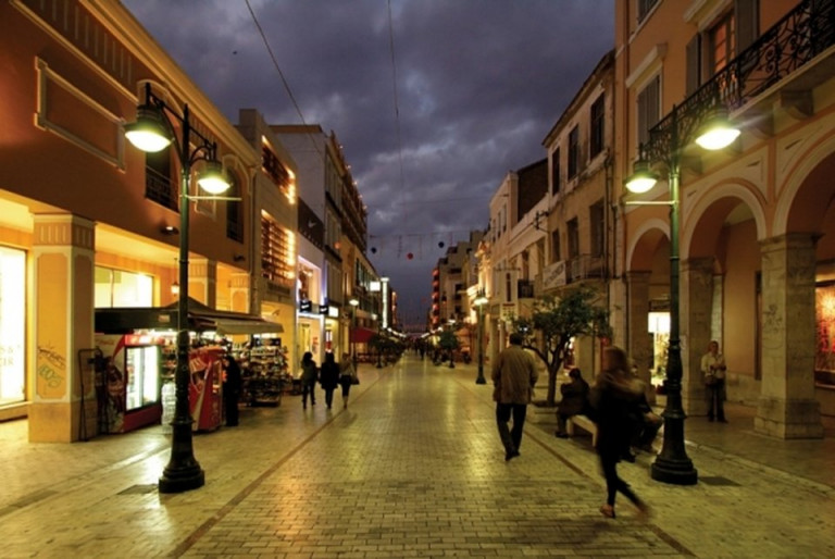 Πάτρα – Υπάλληλος καταστήματος καταγγέλλεται ότι έκανε έρευνα για κλοπιμαία και «έγδυσε δύο ανήλικες»