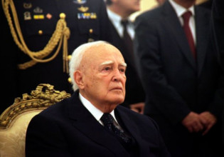 Κάρολος Παπούλιας – Την Τετάρτη η κηδεία του στο Παγκράτι – Πού θα γίνει η ταφή του