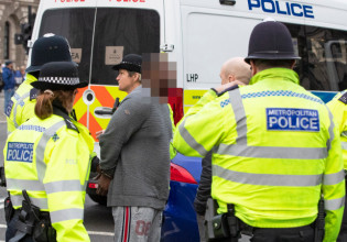 Λονδίνο – Ανδρας επιχείρησε να εισβάλει με αυτοκίνητο στο Βρετανικό Κοινοβούλιο