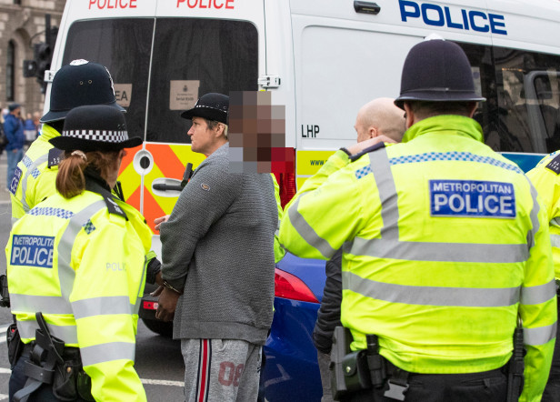 Λονδίνο – Ανδρας επιχείρησε να εισβάλει με αυτοκίνητο στο Βρετανικό Κοινοβούλιο