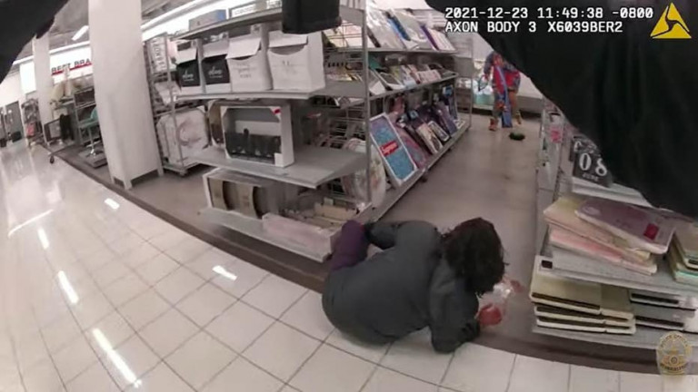 Καλιφόρνια – Οι συγκλονιστικές εικόνες από την καταδίωξη ενόπλου σε εμπορικό κέντρο