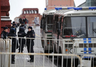 Ρωσία – Ανδρας προσπαθούσε να καρφώσει τα… γεννητικά του όργανα σε πεζοδρόμιο