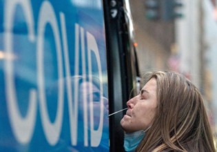 Κοροναϊός – Η «Όμικρον» έφερε παγκόσμιο ρεκόρ κρουσμάτων