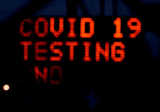 Κοροναϊός – Η Όμικρον έφερε τρομακτική αύξηση 500% στα κρούσματα – Ποια είναι τα συχνότερα συμπτώματα