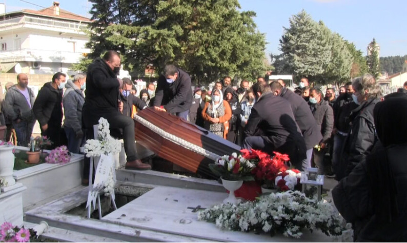 Θεσσαλονίκη - «Του αξίζει θανατική ποινή» - Οργή για τον συζυγοκτόνο στην κηδεία της 55χρονης