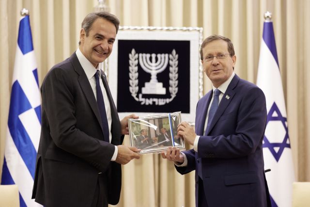 Κυριάκος Μητσοτάκης - Ο ισραηλινός πρόεδρος τού δώρισε φωτογραφία που δείχνει τους πατεράδες τους