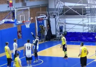 Παίκτης με ειδικές ανάγκες σκοράρει σε αγώνα μπάσκετ της Β’ Εθνικής και αποθεώνεται