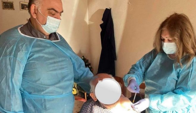 Τρίκαλα - Παππούς 104 ετών εμβολιάστηκε κατά του κοροναϊού